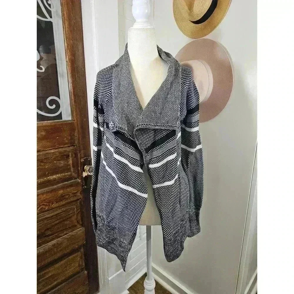 Ivivva Girl's Size 14 Feelin' Toasty Wrap Sweater Black White